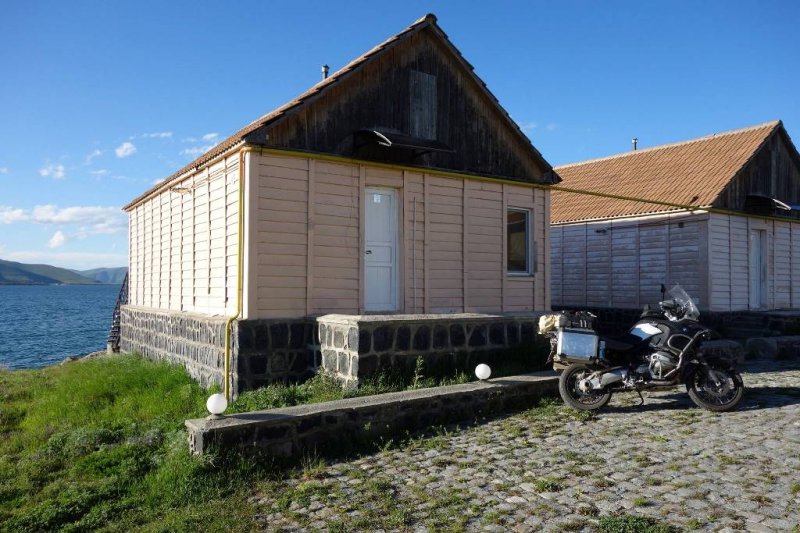 le cottage est vraiment au bord du Lac de Sevan